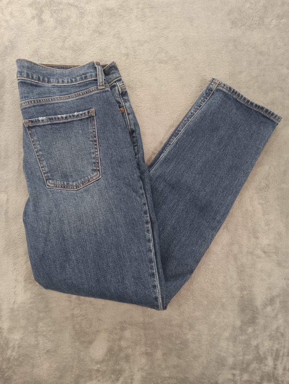 Old Navy women’s mid rise boyfriend jeans in size 10. Blue denim distressed
